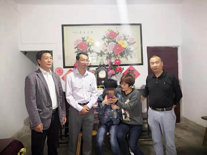 主題教育正當(dāng)時(shí) 志愿服務(wù)暖民心——區(qū)城建投公司黨支部開展志愿服務(wù)、點(diǎn)亮“微心愿”黨日活動(dòng)