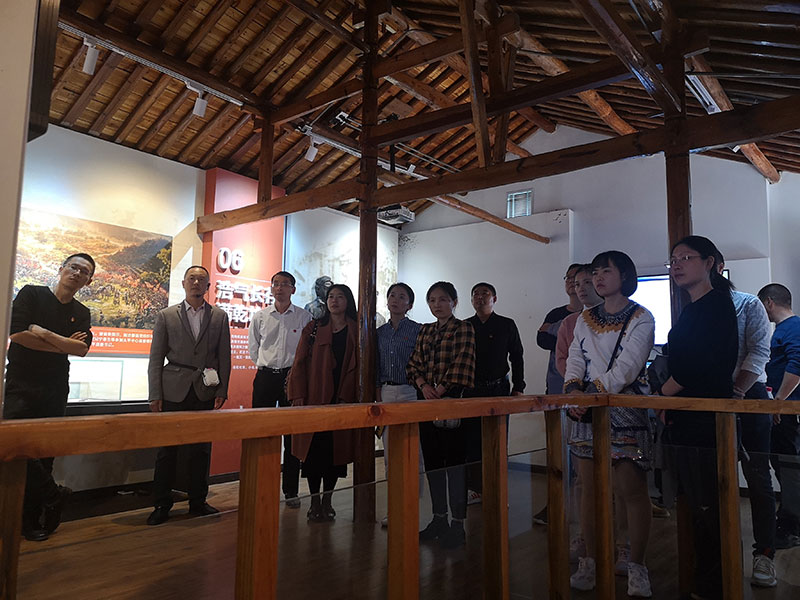 區(qū)城建投黨支部開展革命傳統(tǒng)教育“緬懷先烈、重溫誓詞”主題黨日活動